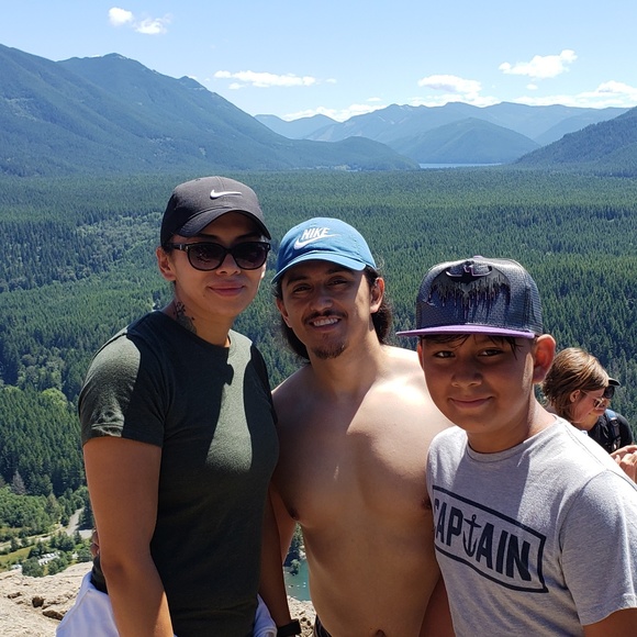 Meet your Posher, Cynthia - Picture 2 of 6